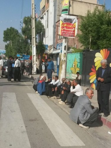 قد خمیده کارگران اسلام آبادی زیر فشار بیکاری/ چشمان گریان صنعت از بی توجهی دولت به مصوبات راهگشا