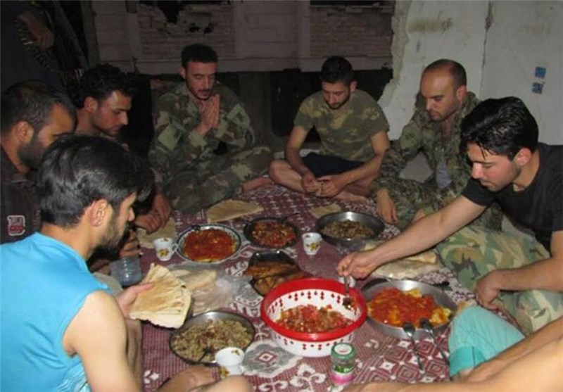 سفره افطار در فاصله چند متری دشمن + تصاویر سفره افطار در فاصله چند متری دشمن + تصاویر