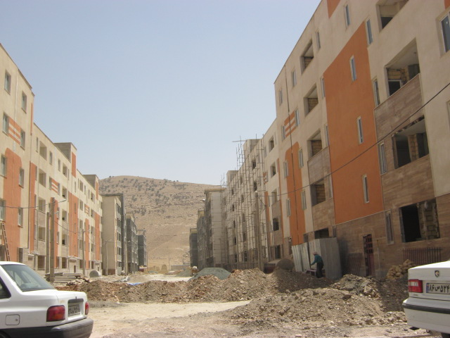 درخواست تعیین تکلیف پیمانکاران غیر فعال 320 واحد مسکن مهر تعطیل شده اسلام آبادغرب از سوی راه و شهرسازی کرمانشاه/مذاکره بامالکان اراضی راه دسترسی  مسکن مهر 