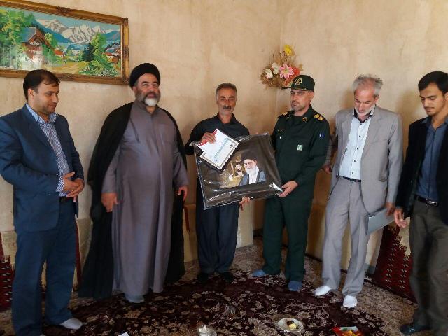  تصاویر/دیدار امام جمعه اسلام آبادغرب با خانواده شهیدان مرادی، پرندین و مهرپوشان