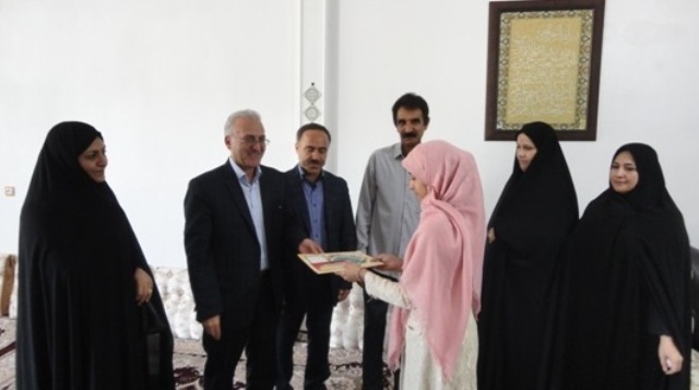 تجلیل از دانش آموز برتر قرآنی اسلام آباد غرب+عکس تجلیل از دانش آموز برتر قرآنی اسلام آباد غرب+عکس