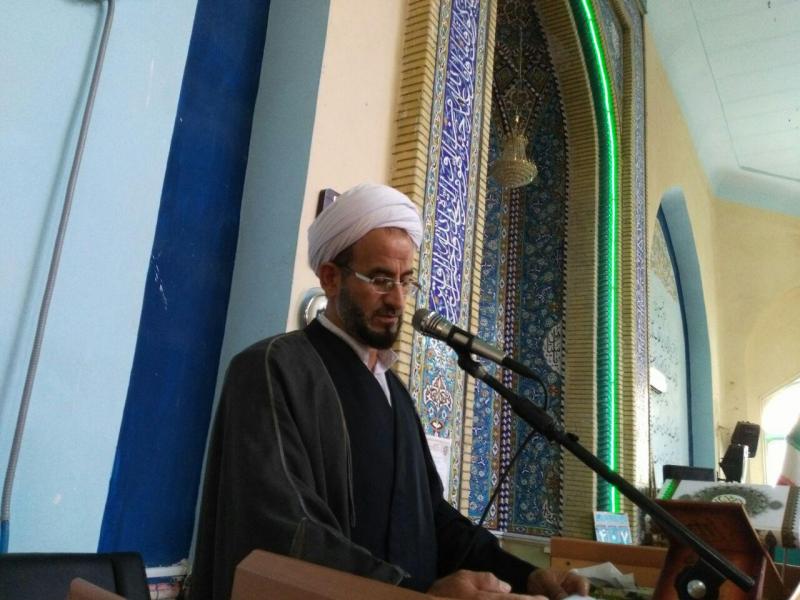 اگر همه ما صدقه بدهیم فقیری در جامعه نمی ماند/ باید مواظب باشیم که چه کسانی را بر سرنوشت خود مسلط می کنیم