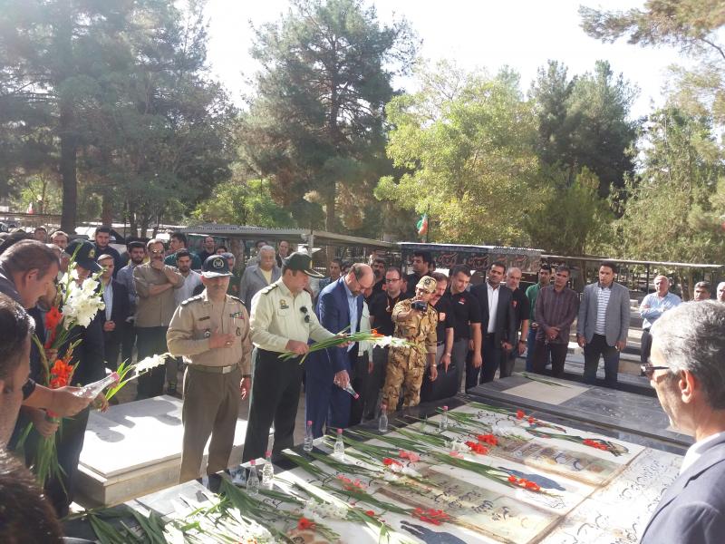 مراسم غبار روبی مزار شهدای اسلام آبادغرب برگزار شد