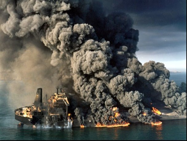 بازخوانی پرونده جنگ آشکار آمریکا با ایران/ نقض آشکار قواعد بین‌المللی در حمله به سکوهای نفتی و حقوقی که هیچ وقت مسترد نشد