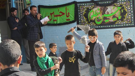 مراسم عزاداری دانش آموزان مدرسه ابتدایی مولانا اسلام آبادغرب+تصاویر