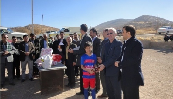 مراسم تجلیل از دانش آموزان برترمسابقات فوتسال روستایی نونهالان در اسلام آباد غرب