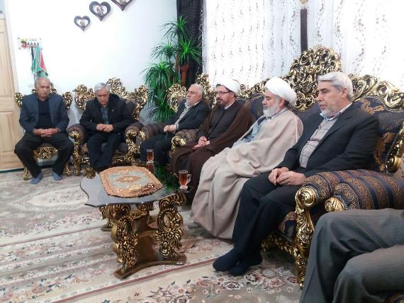 دیدار آیت الله نریمانی با خانواده شهید " مصیب قنبری" در اسلام آبادغرب+عکس