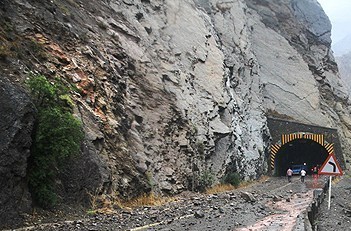  ریزش کوه در محدوده تونل اسلام آبادغرب- ایلام/ ترافیک روان و جاده باز است