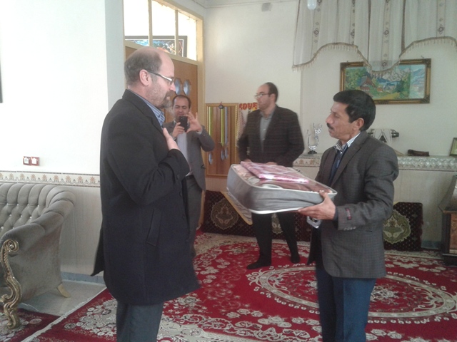  دیدار مسئولین با خانواده شهدا در اسلام آبادغرب