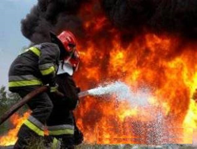 آتش سوزی خودرو پیکان در اسلام آبادغرب