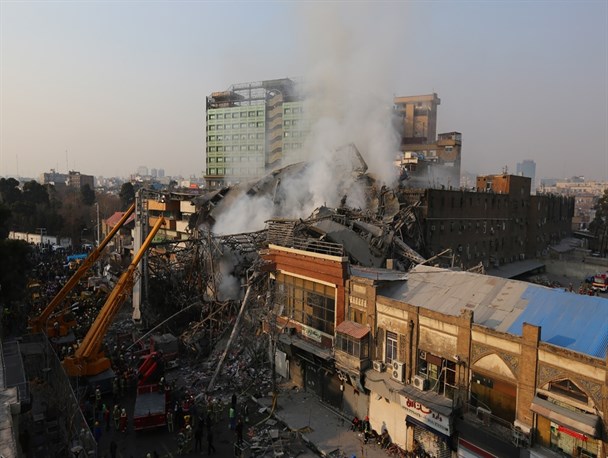 «آتش‌فشان» پلاسکو خاموش نمی‌شود/ بازدید رئیس‌جمهور از عملیات آواربرداری و امداد در آوارهای پلاسکو/آواربرداری کامل تا ۶ روز دیگر/ ارائه وام ۱۰۰ میلیونی به تولیدی‌های پلاسکو