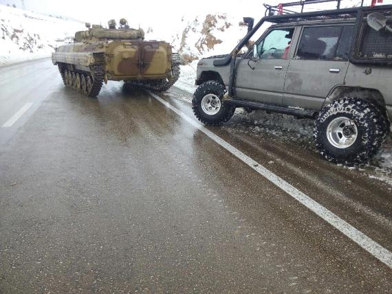 امدادرسانی نیروهای تیپ 181 زرهی ارتش در اسلام آبادغرب به گرفتار شدگان در برف و کولاک به روایت تصویر