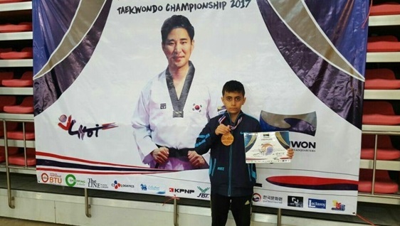 مدال برنز مسابقات تکواندو جهان  برگردن دانش آموزی از اسلام آباد غرب+عکس