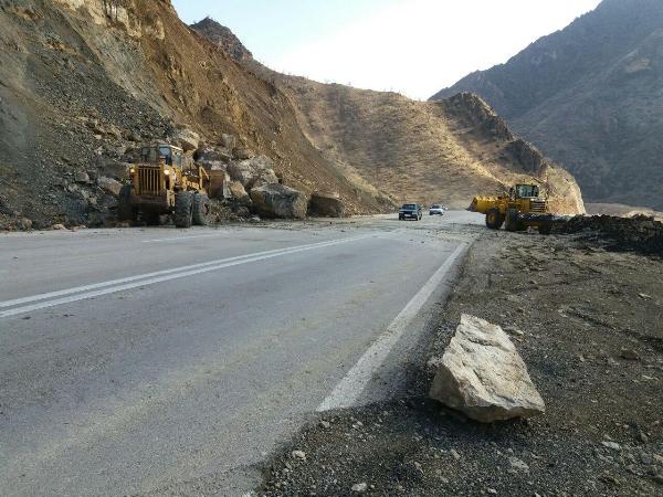 پاکسازی جاده اسلام آبادغرب به ایلام در مسیر ریزش کوه+عکس پاکسازی جاده اسلام آبادغرب به ایلام در مسیر ریزش کوه+عکس