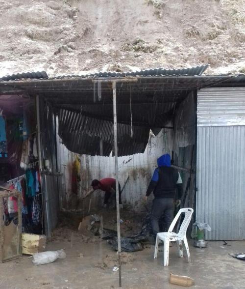 تخریب یک مغازه در پی ریزش تپه چقاگاوانه در اسلام آبادغرب+عکس