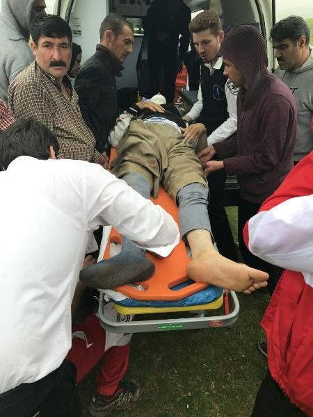 امداد رسانی به یک مصدوم در ارتفاعات روستای سیاسیاه کیخسروی اسلام آباد غرب+عکس