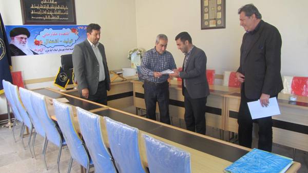 تجلیل از فعالین وخادمین امر برپایی نماز در کمیته امداد اسلام آبادغرب تجلیل از فعالین وخادمین امر برپایی نماز در کمیته امداد اسلام آبادغرب