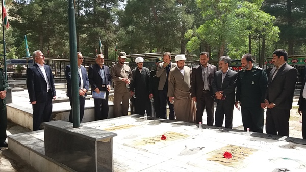 غبار روبی مزار شهدا در اسلام آبادغرب