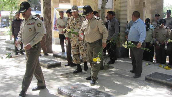 عطر افشانی و غبار روبی مزار شهدای اسلام آبادغرب+عکس