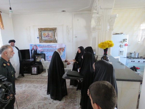 دیدار و دلجویی امام جمعه کرمانشاه و فرمانده سپاه نبی اکرم(ص) از خانواده اولین شهید مدافع حرم اسلام آبادغرب+تصاویر