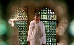 غبارروبی مضجع مطهر حضرت امام رضا (ع) با حضور رهبر انقلاب