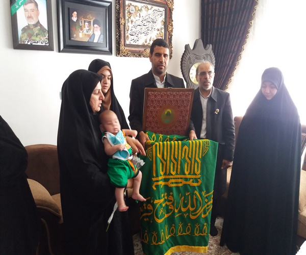 دیدار خدام حرم رضوی با خانواده اولین شهید مدافع حرم اسلام آبادغرب+تصاویر