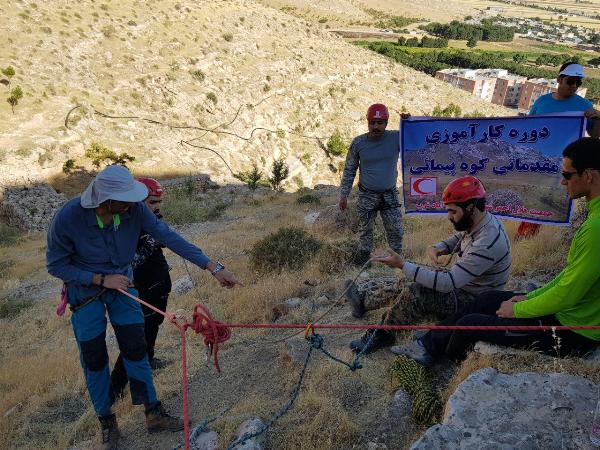 آموزش عملی کوه پیمایی تیم امداد و نجات در اسلام آبادغرب+تصاویر