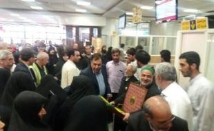 بدرقه شورانگیز خدام رضوی توسط مردم در فرودگاه کرمانشاه