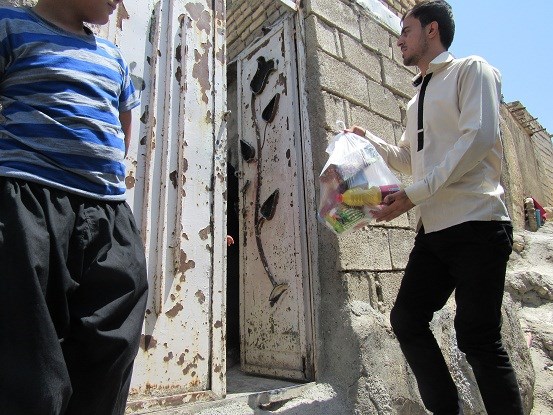 توزیع سبدکالا در بین خانواده های مستضعف اسلام آبادغرب+تصاویر