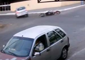 تصادف دلخراش خودرو با موتور سیکلت در چهارراه + فیلم 