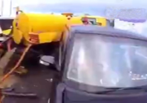 عاقبت برخورد سپر جلوی ماشین عقبی به سپر عقب ماشین جلویی! + فیلم 
