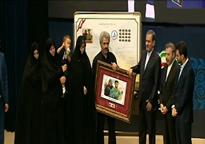  رونمایی از تمبر یادبود شهید محسن حججی + فیلم