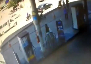 مرگ دلخراش موتورسوار زیر چرخ‌های تریلی + فیلم 