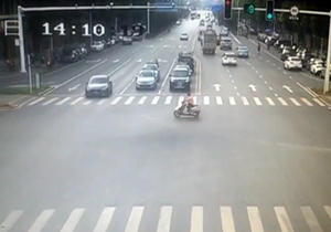  مرگ موتورسوار پس از عبور از چراغ قرمز + فیلم