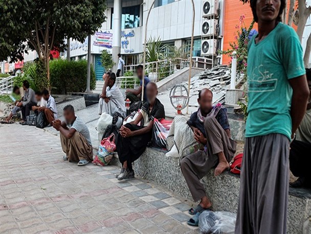 کارگران مهاجر کارتون خواب شدند و خبری از کار نیست