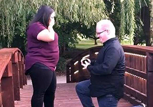  خواستگار دست و پا چلفتی، حلقه را درون رودخانه انداخت! + فیلم