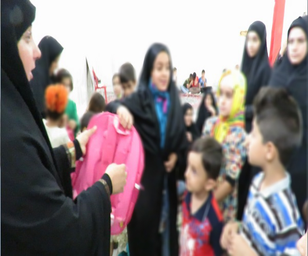 توزیع کیف و کوله مدرسه در قالب بسته های حمایتی تحصیلی دانش آموزان در اسلام آبادغرب+عکس