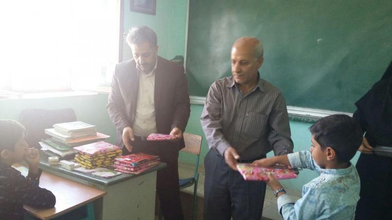 توزیع لوازم التحریر در مناطق محروم و روستایی حمیل