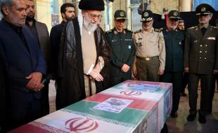 حضور رهبر انقلاب در کنار پیکر مطهر شهید حججی + تصاویر