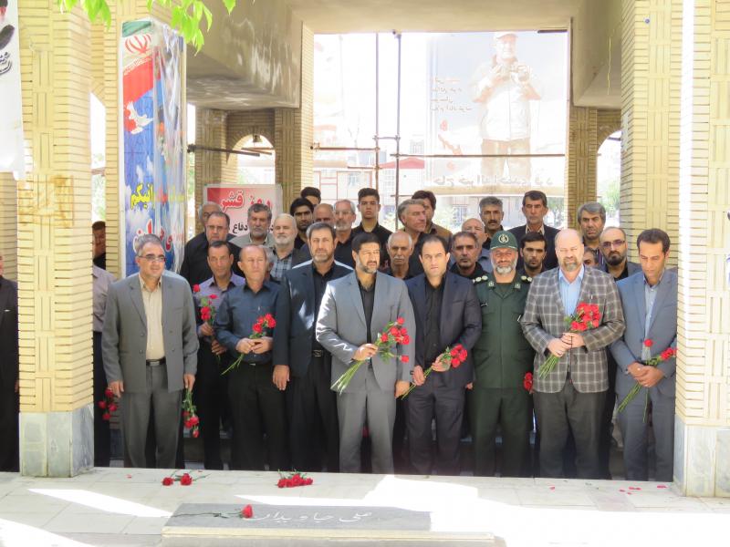 غبار روبی مزار شهدا به مناسبت هفته دفاع مقدس در اسلام آبادغرب