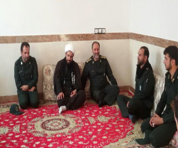 دیدار مسئولین با خانواده رزمنده مدافع حرم در اسلام آبادغرب