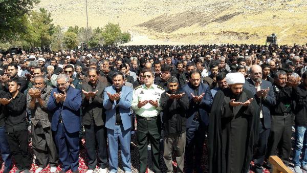 اقامه نماز ظهر عاشورا در اسلام آبادغرب+تصاویر