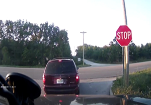 بی توجهی به خودروهای عبوری باعث تصادف شد + فیلم 