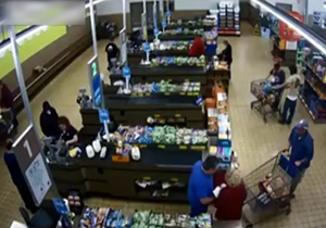 درگیری مشتری با سارق فروشگاه + فیلم 