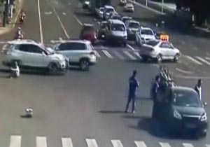 تصادف شدید موتور با خودرو پس از عبور از چراغ قرمز + فیلم 