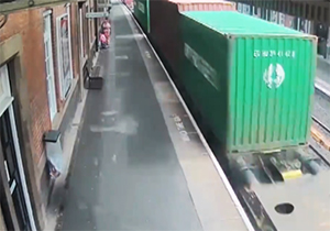 لحظه له شدن کالسکه توسط قطار باربری + فیلم 