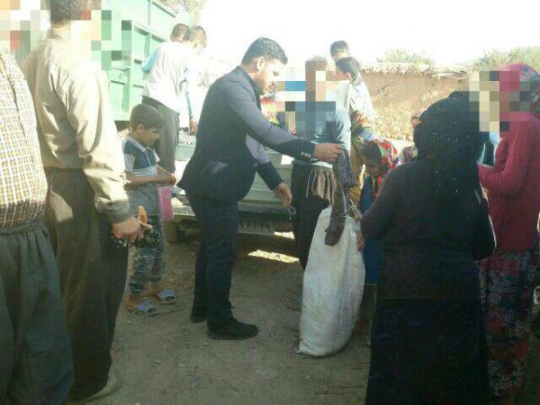 توزیع بسته های حمایتی و البسه زمستانی در روستاهای محروم بخش گواور+تصاویر