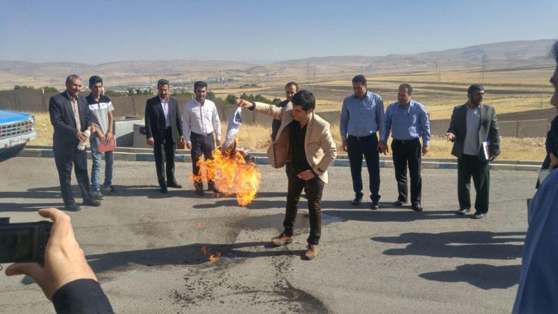 به آتش کشیدن پرچم آمریکا و رژیم صهیونیستی در دانشگاه آزاد اسلام آبادغرب+عکس