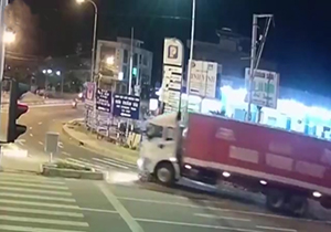  له شدن موتور زیر چرخ‌های تریلی + فیلم