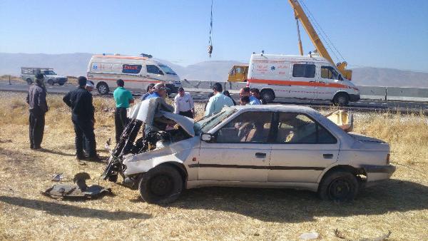 واژگونی خودرو پژو 405 در جاده حمیل- اسلام آبادغرب 2مصدوم برجای گذاشت+عکس